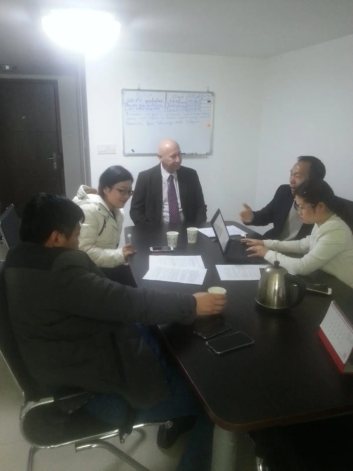 Juan Carlos Parra en reunión de trabajo con proveedores en China